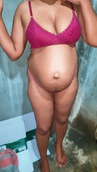 Dans și duș cu curvă sexy