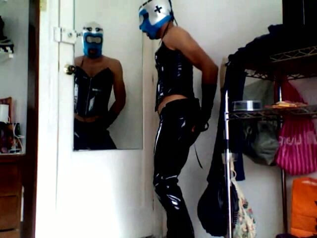 Demon Maniac 33: Băiat efeminat mascat în ciorapi portocalii și corset ejaculează în tocuri