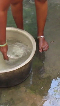 Une belle-mère indienne aux seins énormes se baigne dans une maison