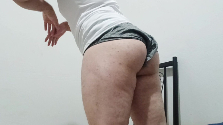 amateurbrazilian: Femboy moche montrant son cul en train de se balancer