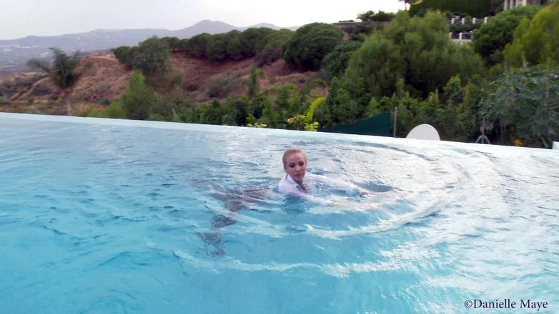 DanielleMaye: Горячая секретарша плавает 4K