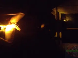 Folosind curul meu cu un dop coadă la o fereastră deschisă