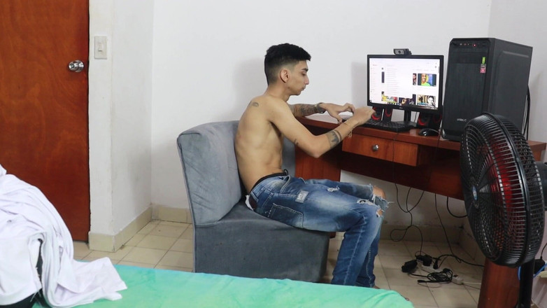 Jamesxd1010: Справжній аматорський секс: мій гарний зведений брат іде до своєї кімнати, і я бачу, як він торкається свого пеніса