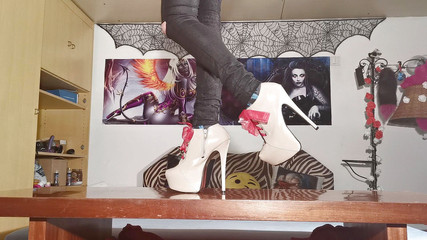 Beth Kinky: Procházka v mých červených páskových botách na platformě - Beth Perverky