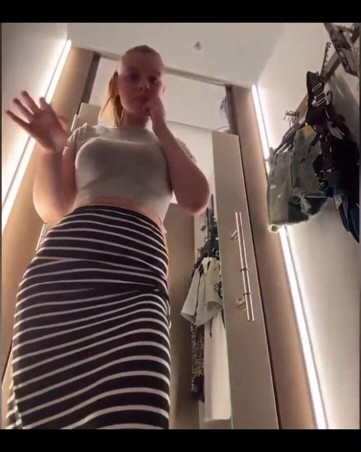 JuiceLussie: Cewek ini lagi asik fingering memek sempitnya di ruang ganti...