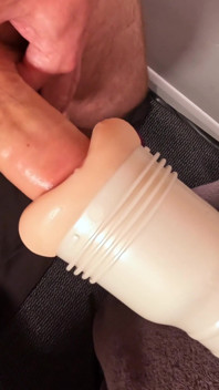 Un papa ours baise son nouveau trou du cul Fleshlight