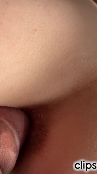 Cosa terribile quando la ragazza di 18 anni adora i giochi di mungitura anale con pipì dal culo alla bocca