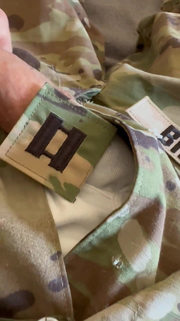 Gay Soldier Stuff: Nyepong kontol ngocp komandanku sampai crot banyak banget!