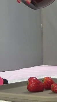Je piétine des fraises avec mes pieds et je fais pipi dedans