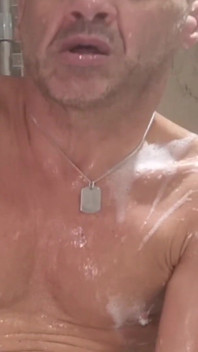 Kdo si neužije krásnou sexy mýdlovou sprchu (s několika vhozenými hračkami)? Lepkavý výstřik na konec!