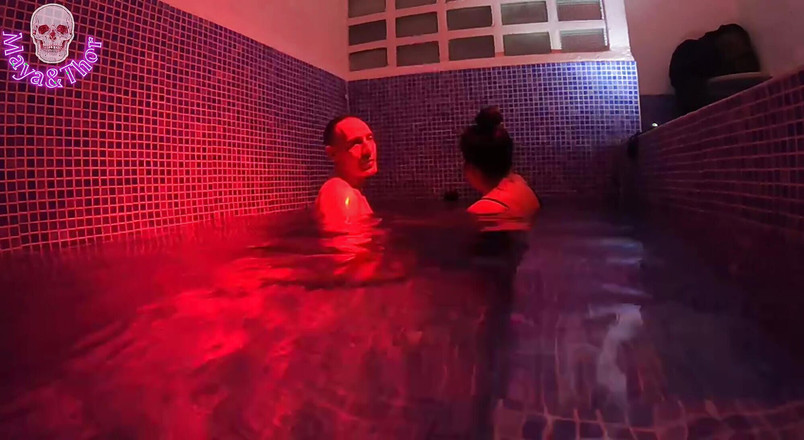 Mayay Thor X: Šukání ve veřejných lázních footjob a creampie pro zlobivou prsatou