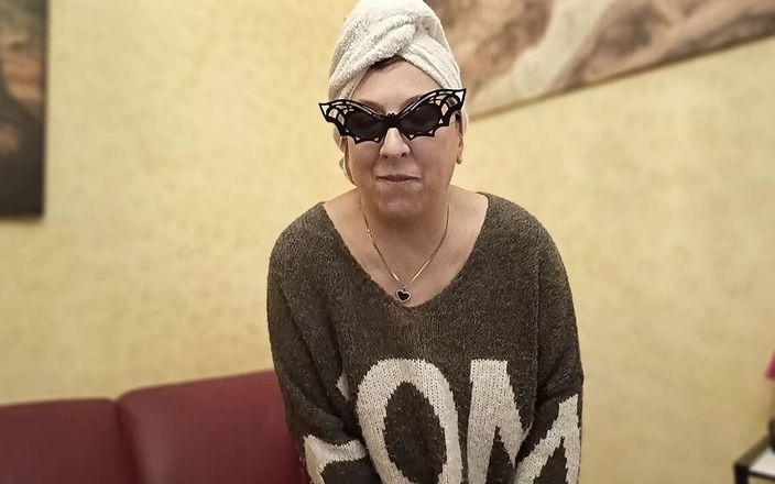 Veronica Rossi: Veronica Rossi Official - Vrea să te atragă cu nuditatea ei...
