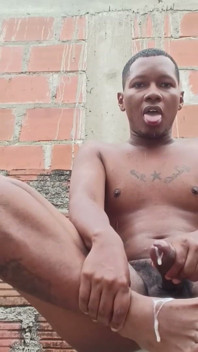 Amateur bigdick se masturba y se corre en bbc pies