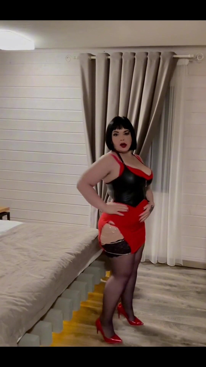 KarmenMilf: Khiêu vũ trong một bộ trang phục mới
