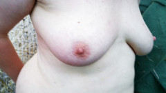 Bouncy Tits Action: 在路边的稻草中拍打我的奶子超过650倍