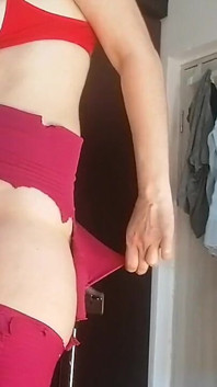 Sexy latina Baví se zkoušením oblečení a řezáním