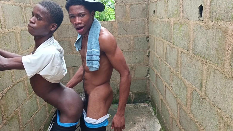 Africa TwinkBoys: Geile Zwarte Tweelingen Riskeren Hun Leven in Een Verlaten Huis