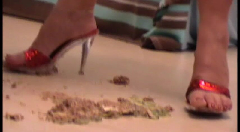 Foot Girls: Elegante rubia con tacones altos pisoteando