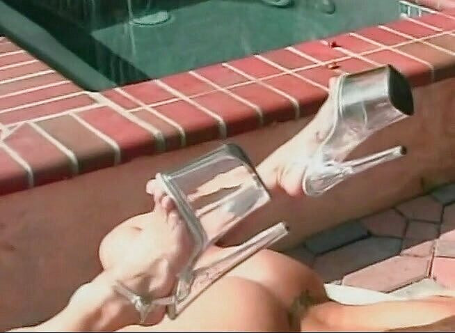 Lesbo Tube: Enastående blond brud slickar sin flickväns fitta utomhus