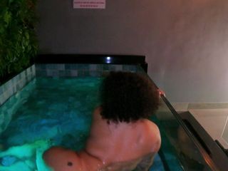 barbanegrazponto1onepov: Hete neukpartij in het minizwembad van het motel. Silvaass