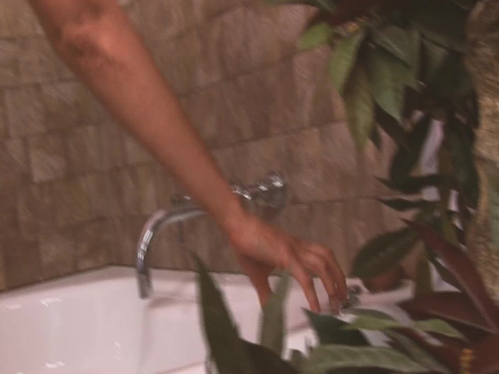 The Window of Sex: Adegan 4_interracial pasangan lesbian lagi asik pakai strap-on di bak mandi