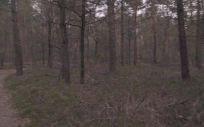 Petite Asian hefburg: Cache-cache, une bimbo de l’armée asiatique chasse une grosse noire