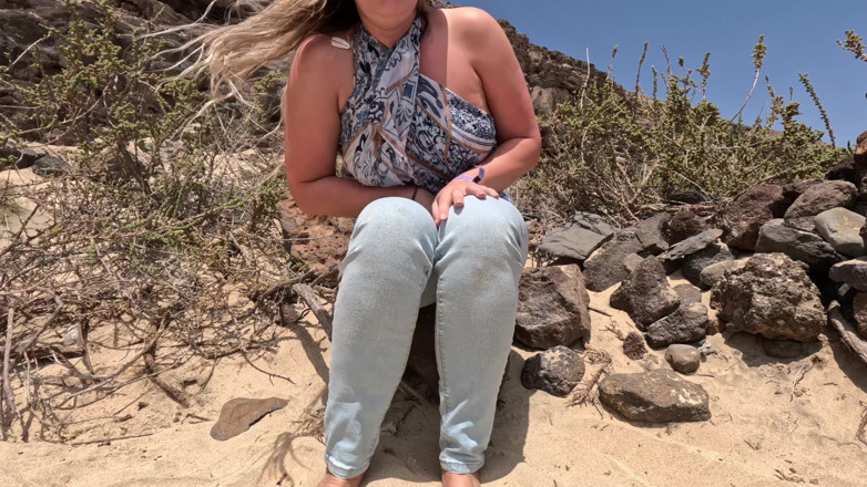 Emma Voyeur: Pissing Into My Jeans on the Beach - Full Release