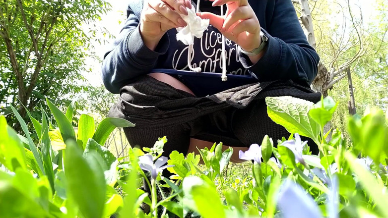 Elena: Gorgeous piss goddess in city park