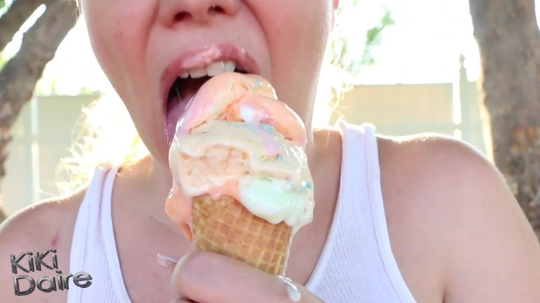 Kiki Daire MILFLand: Hadiah Lengket