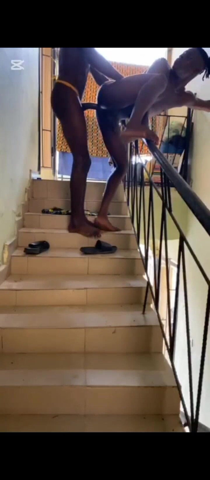 Sweetass132: Nos atraparon follando en la escalera
