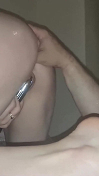 Velmi sexy amatérská MILFka má chutný zadek připravený na hru