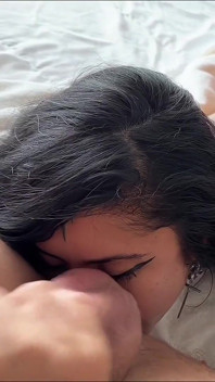 Posare e ingoiare un grosso cazzo- la piccola mora latina pronta per un pompino estremo e una scopata alla pecorina in pov