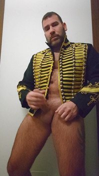 Padrastro con enorme polla masturbándose