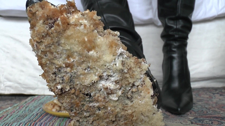 Lady Victoria Valente: Makan sepatu bot! Lady victoria valente lagi asik jilat kue...