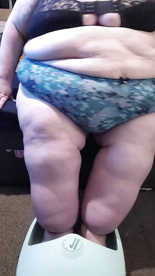 SSBBWLadyBrads: Moje tlusté nohy s kusem stromu