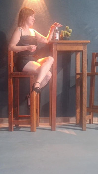 Roșcata se excită și face sex cu chelnerul în restaurant.