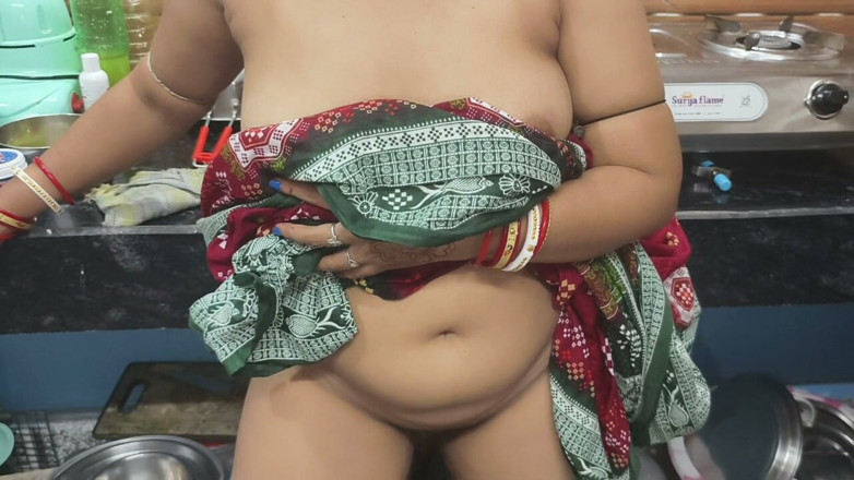 Sona bhabhi: Sexy Tamil Aunty Hot Romance and Fucking in Kitchen! Desi...
