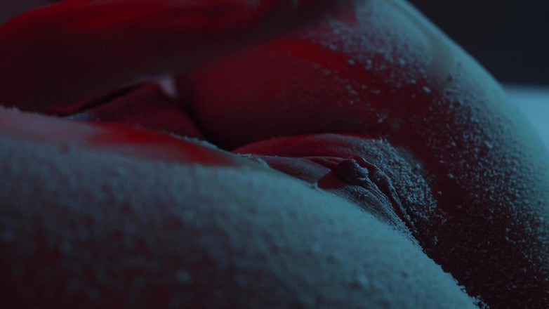 Adalina Smith: Nieve cayendo sobre mis tetas y coño - softcore provocación navideña...