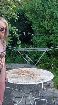 Martina in un costume da bagno leopardato lucido