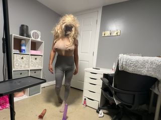 Bigcock801-: Sexy crossdresser obrovský penis, velká prsa v těsných legínách