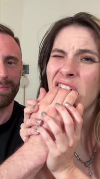 Ziva muestra romanos dedos 4k
