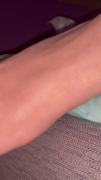 Sborra su bellissimi piedi