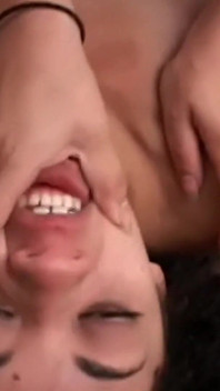 Versuche, durch mein sexy jeans-schätzchen zu atmen - lesbische facesitting-dominanz