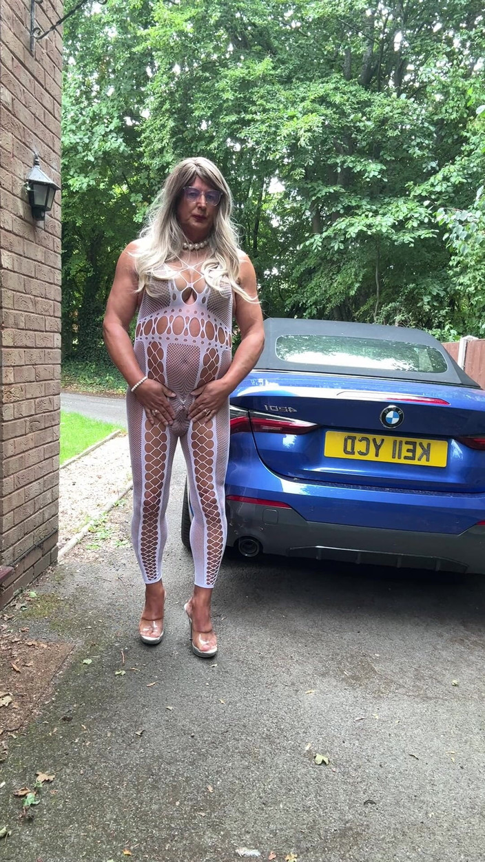 Kellycd2022: 穿着白色渔网紧身连衣裤和高跟鞋的性感 Crossdresser Kellycd2022