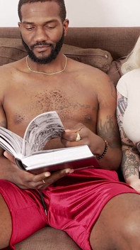 Geteilte zunge, goth PAWg pennie layne liebte es, seine nippel zu lecken, während sie ihn wichste! Pennie layne nippel lecken handjob