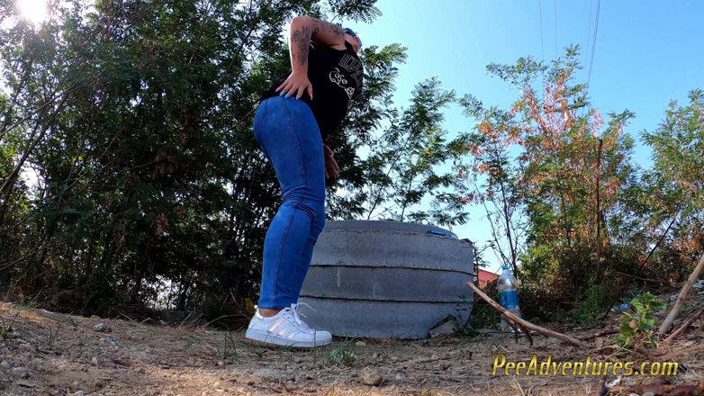 Pee Adventures: Mollige mädchen pinkeln bei einer fitness-session im freien in ihre...