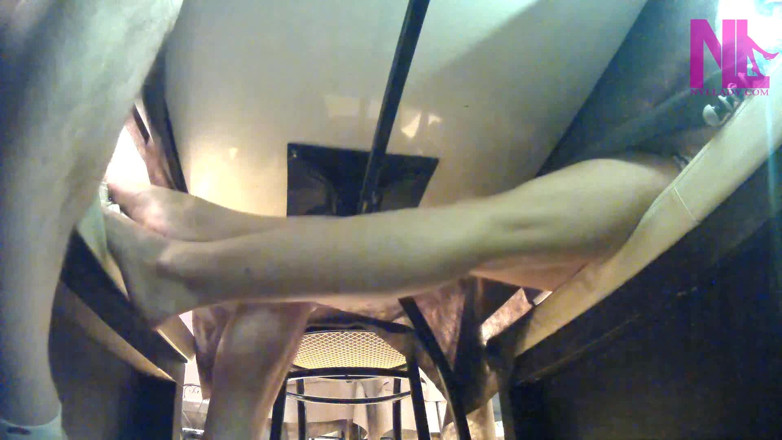 Nyllady: Sensual footsie descalça no restaurante