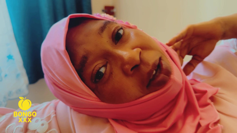 BongoXXX: Tante seksi inggris berhijab lagi asik dientot habis-habisan sama kontol...