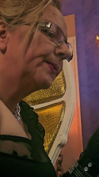 Monika Schmidt Domina Raucht Menschlichen Aschenbecher, Verbale Demütigung Stiefelanbetung