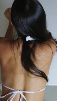 Mamada apasionada y sexo en la mesa de la cocina después del juego de fotos